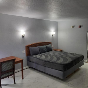 Hotel King Bed Hotel Studio 118 & Hot Tub